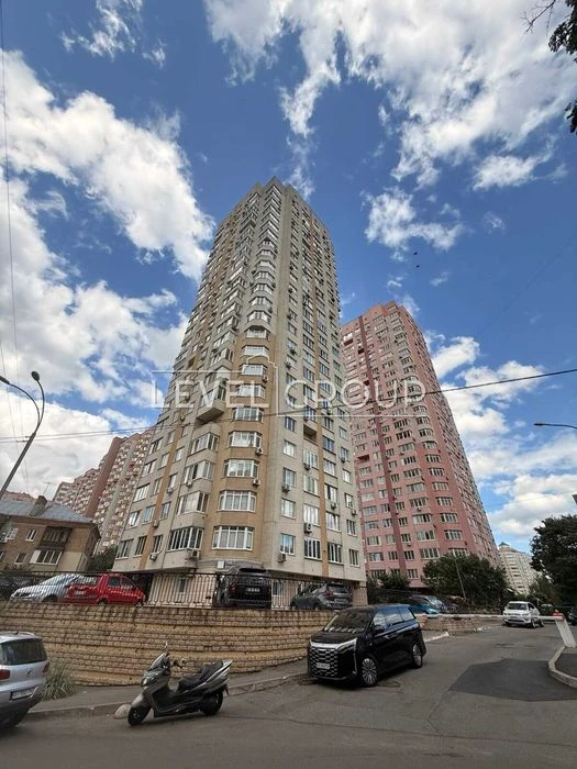 Продається простора 3-кімнатна квартира в Голосіївському рай