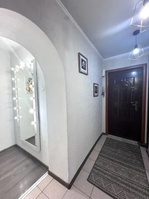 Продається велика двокімнатна квартира . Відінська.