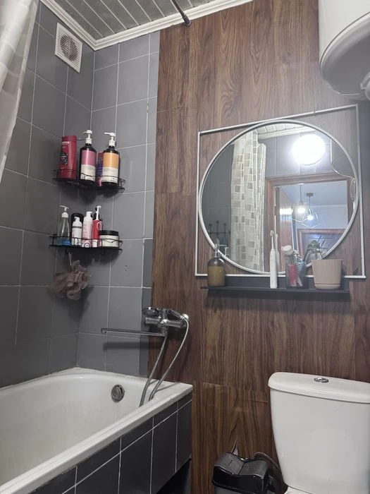 Продається велика двокімнатна квартира . Відінська.