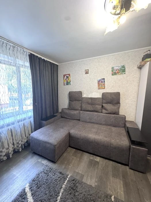 Продається велика двокімнатна квартира . Відінська.