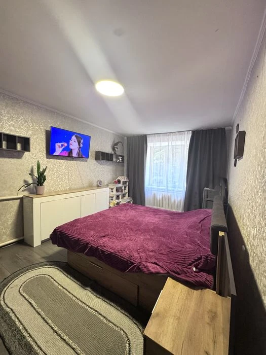 Продається велика двокімнатна квартира . Відінська.