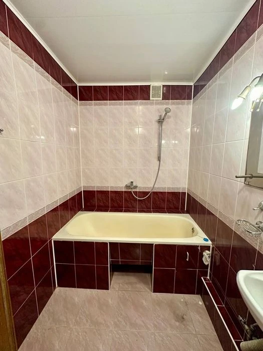 Продаж 4-кімнатної квартири в районі Мототрек!