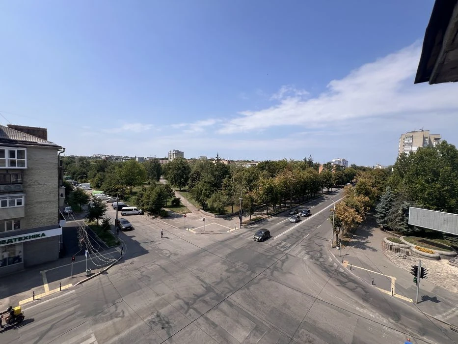 Двокімната квартира під ремонт , центр міста ,проспект Миру