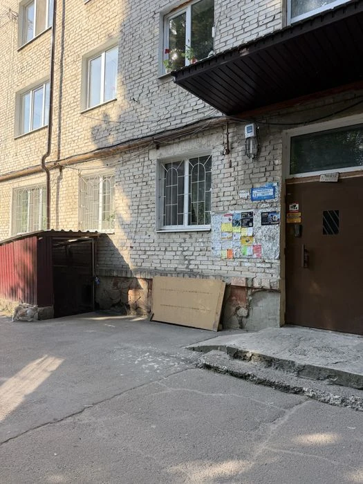 Продам квартиру 3-х кімнатну без ремонту