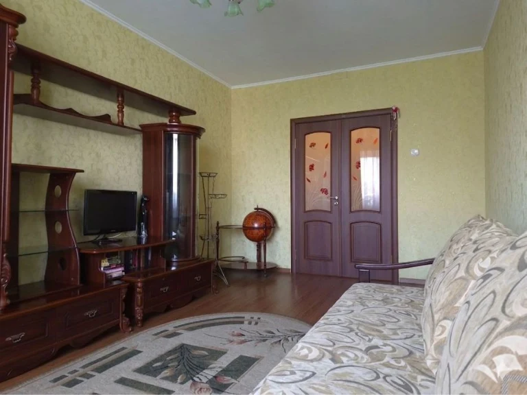 Продам 3 кімнатну квартиру на А. Мельника. Можна під дежавні