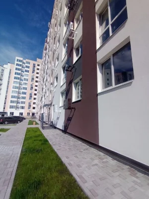 "Однокімнатна квартира з чорновим ремонтом