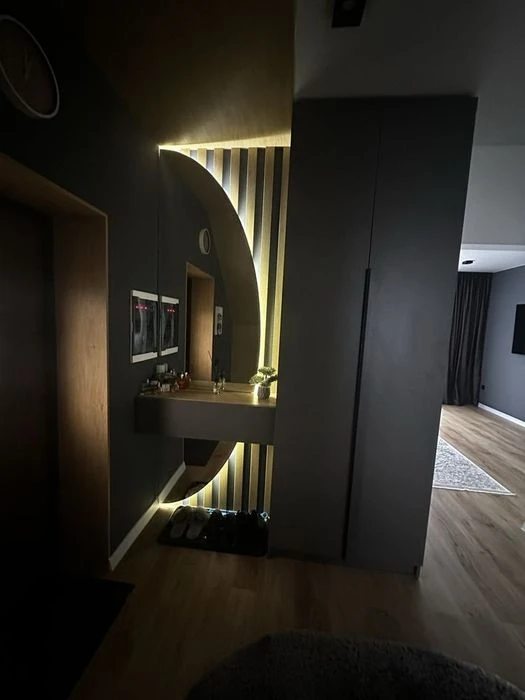 Продаж котеджу з закритою великою територією. Новий двір