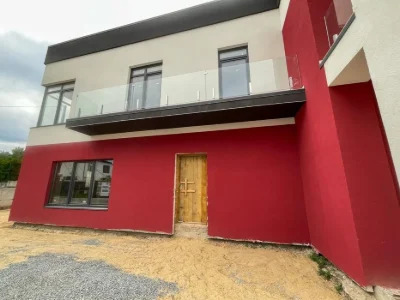 Продам кутовий котедж з міськими мережами!