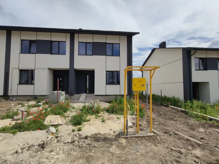 Кутовий котедж з підключеними комунікаціями.Льонокомбінат, б