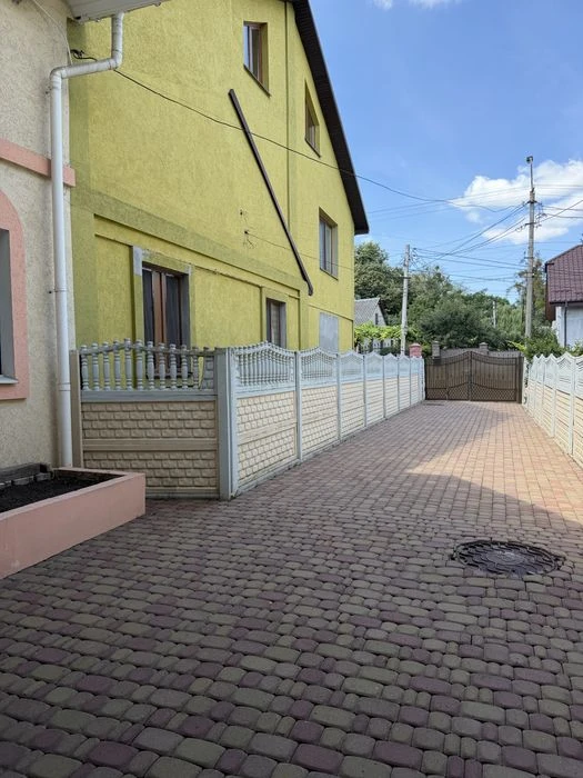 Продам частину будинку на вул. Руська,5