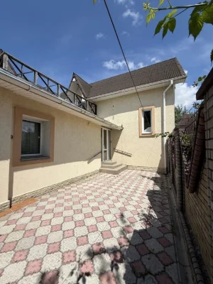 Продам частину будинку на вул. Руська,5
