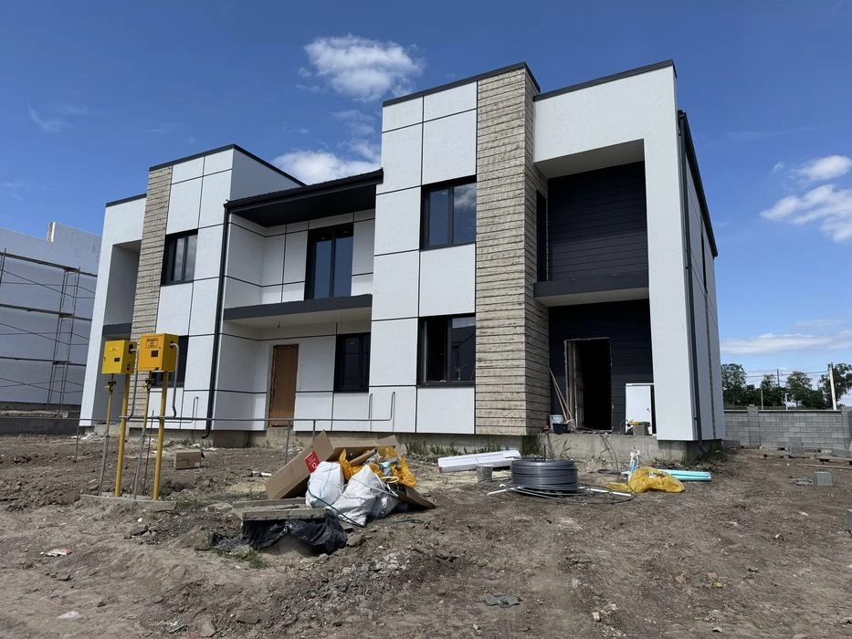 Продам котедж з міськими комунікаціями та газом в р-н Ювілей