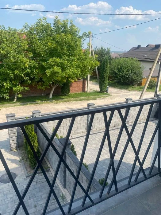 Продам котедж 90 м.кВ на Щасливому. розміщений на 2,5 сот пр