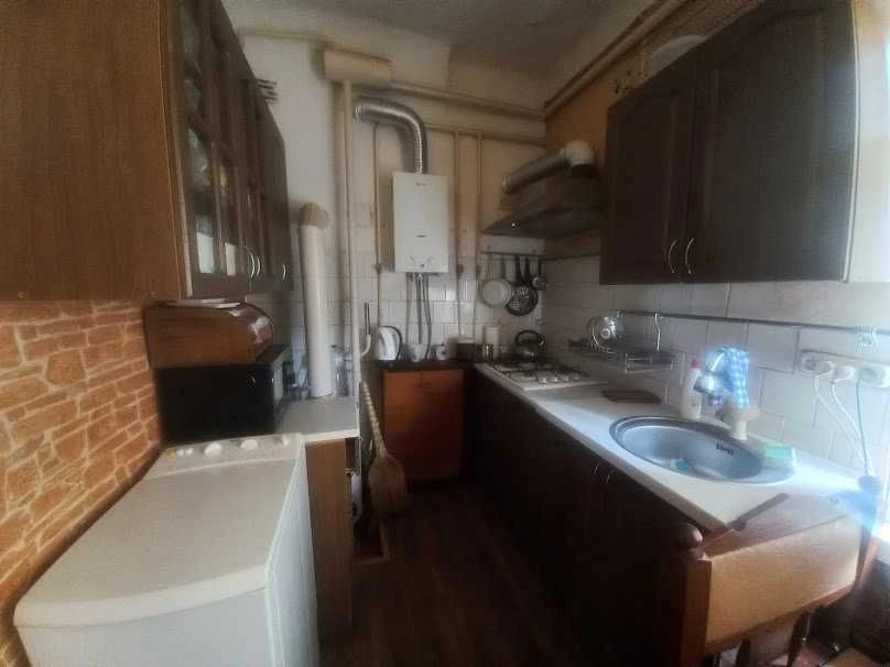 Продам Будинок ,3  кімнати .   Р-н 4 школи.