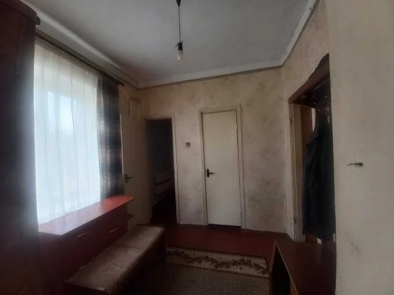 Продам Будинок ,3  кімнати .   Р-н 4 школи.