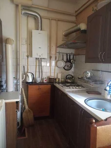 Продам Будинок ,3  кімнати .   Р-н 4 школи.