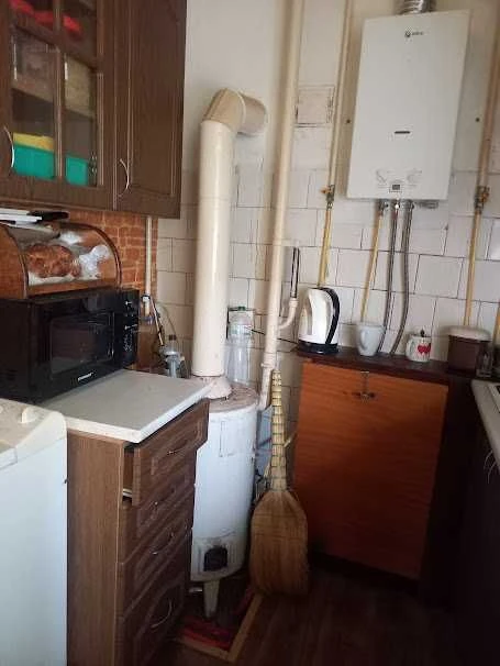 Продам Будинок ,3  кімнати .   Р-н 4 школи.