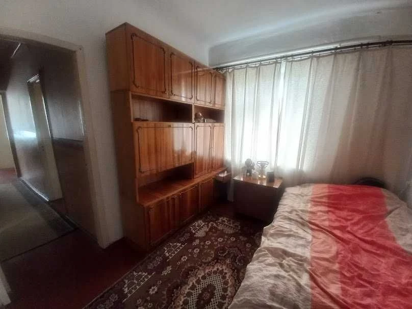 Продам Будинок ,3  кімнати .   Р-н 4 школи.