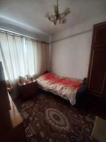 Продам Будинок ,3  кімнати .   Р-н 4 школи.
