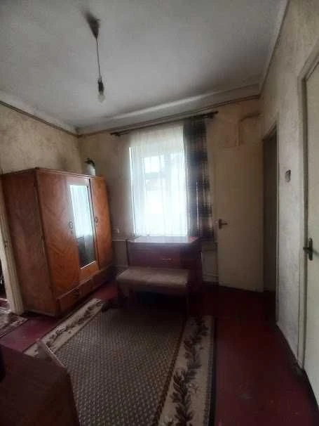 Продам Будинок ,3  кімнати .   Р-н 4 школи.