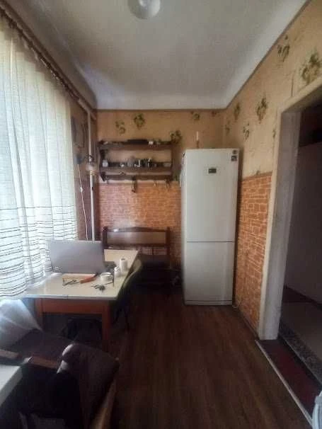Продам Будинок ,3  кімнати .   Р-н 4 школи.