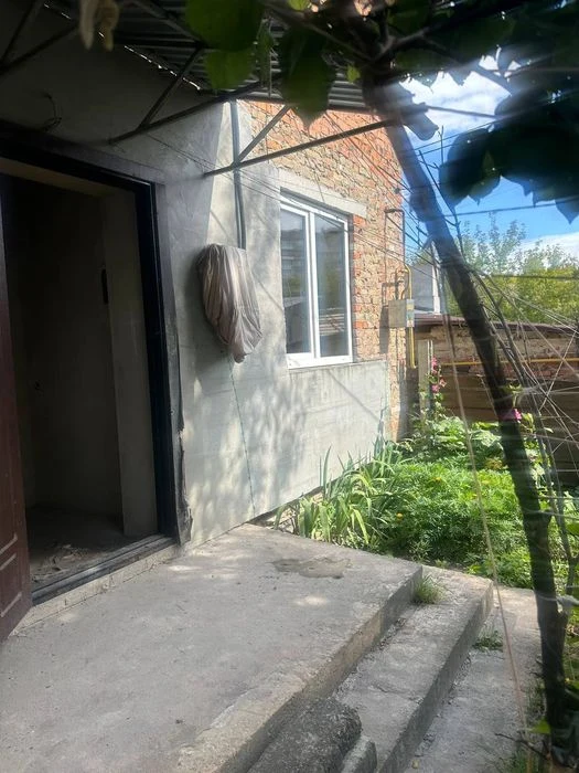 Продам цегляний невеликий будинок, місто