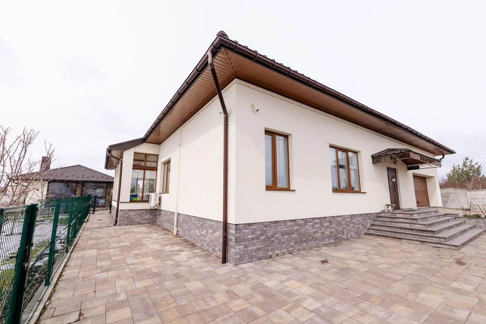 Продам розкішний будинок в районі Щасливе!