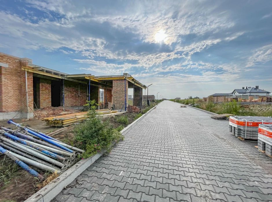 Продам будинок в стилі хай-тек на Щасливому на ділянці 9 сот