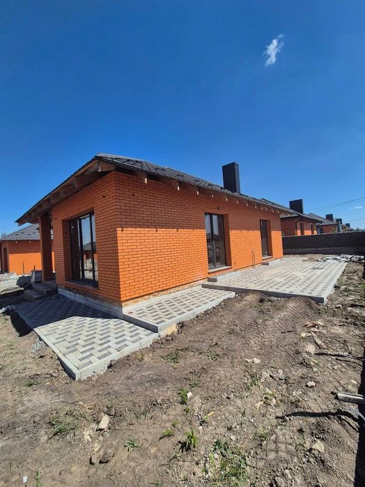 Продаж будинку з власним двором в тихому районі