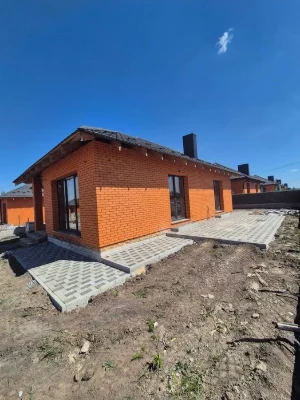 Продаж будинку з власним двором в тихому районі