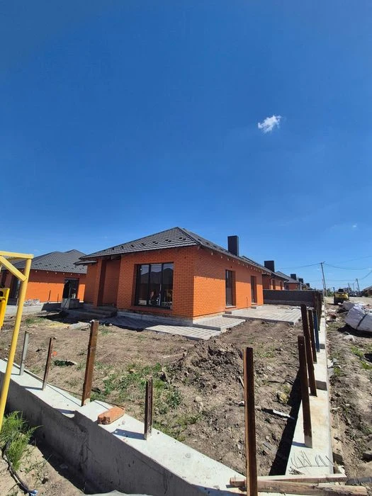 Продаж будинку з власним двором в тихому районі