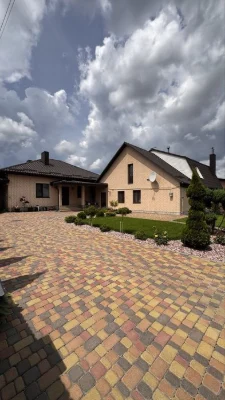 Продаж два будинки на одній ділянці