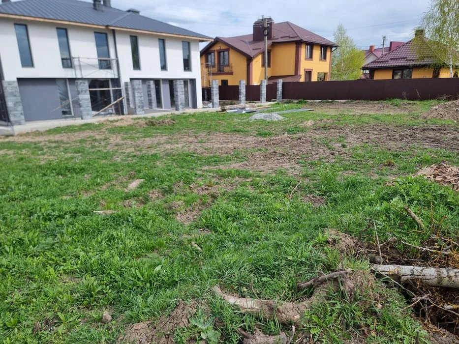 Продам земельну ділянку в Тиному забудована вулиця