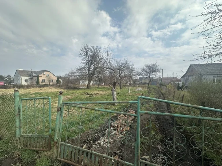 Продам ділянку під будівництво . м. Рівне Басів кут