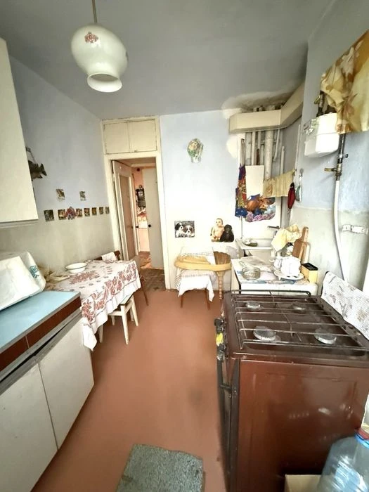 Продаю 2 к/к на Площі Перемоги