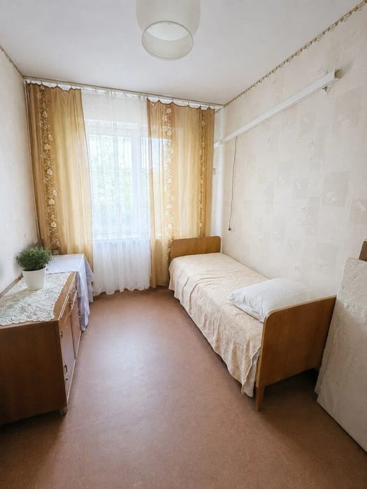 Продаю 2 к/к на Площі Перемоги