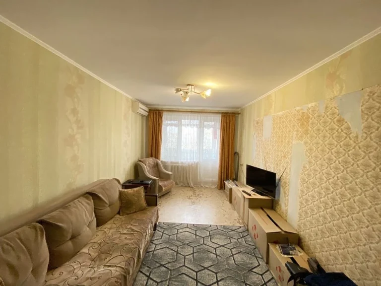 Продаж трикімнатної квартири в Лісках (л1)