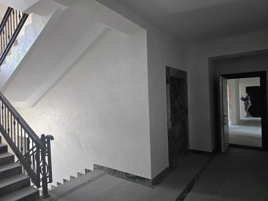 Продаж 3 кімнатна  квартира 109 м2 новобуд + паркінг + комор