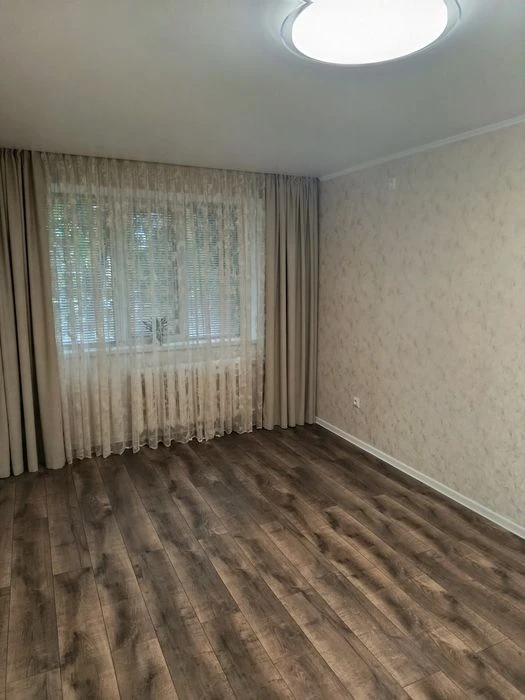 Продаю 2 к/кв ул.Корабелов 1/5,44/28/6,капитальный ремонт 30