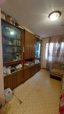 Продаєтся 3х.к Космонавтів  Баштанский ринок