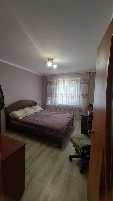 Продаєтся 3х.к Космонавтів  Баштанский ринок