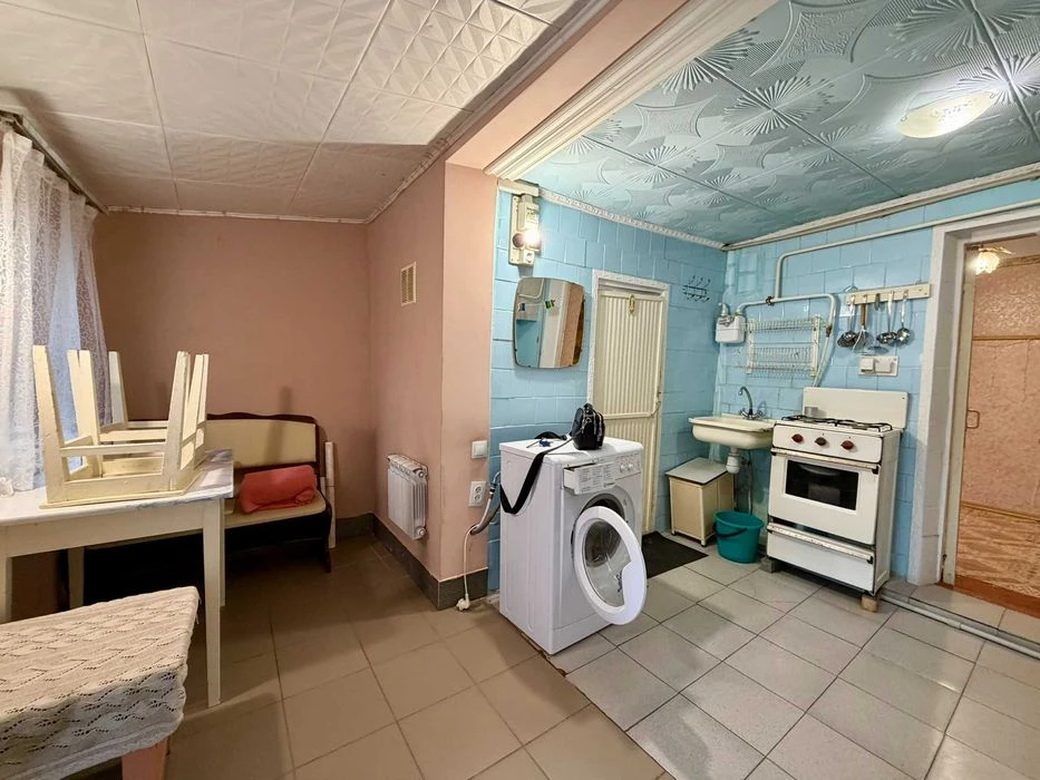 Продаю 2-кімнатну квартиру на землі, на розі вул. Даля та Ку