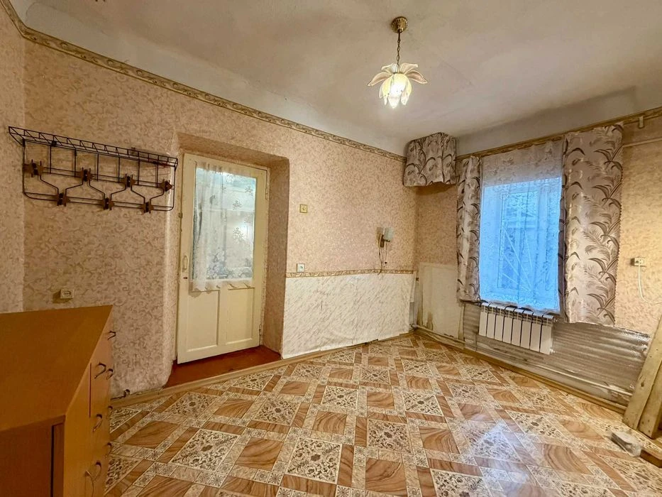 Продаю 2-кімнатну квартиру на землі, на розі вул. Даля та Ку