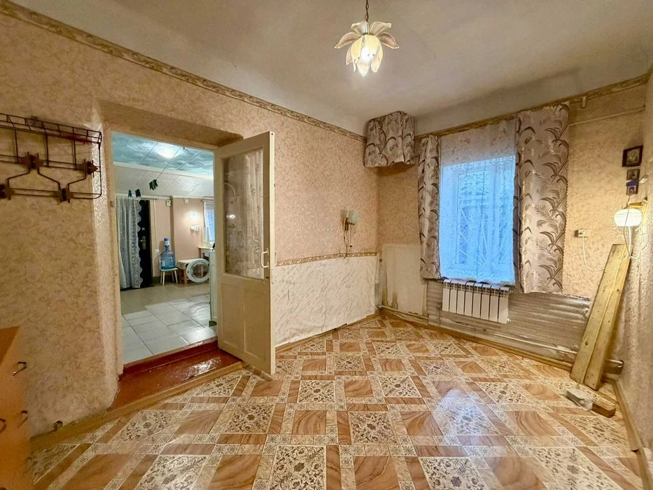 Продаю 2-кімнатну квартиру на землі, на розі вул. Даля та Ку