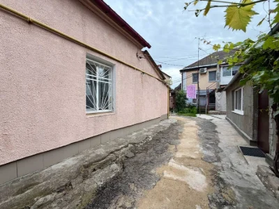 Продаю 2-кімнатну квартиру на землі, на розі вул. Даля та Ку
