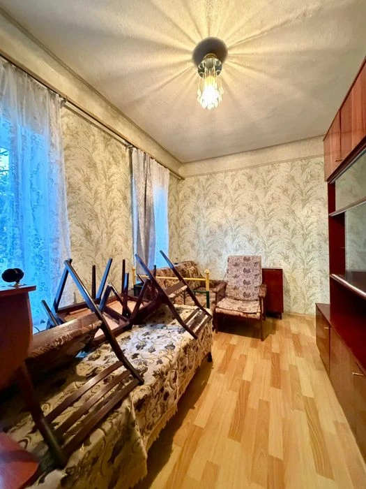 Продаю 2-кімнатну квартиру на землі, на розі вул. Даля та Ку
