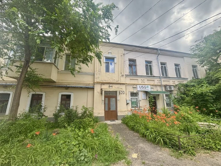 Продам двокімнатну квартиру в центрі міста