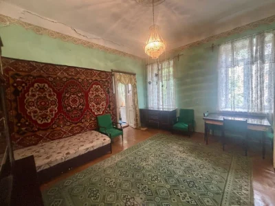 Продам двокімнатну квартиру в центрі міста