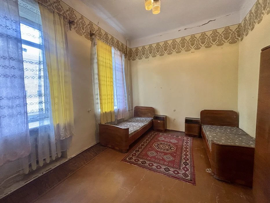 Продам двокімнатну квартиру в центрі міста