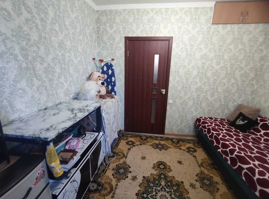 Продаж квартири в гуртожитку зі своєю кухнею та санвузлом.